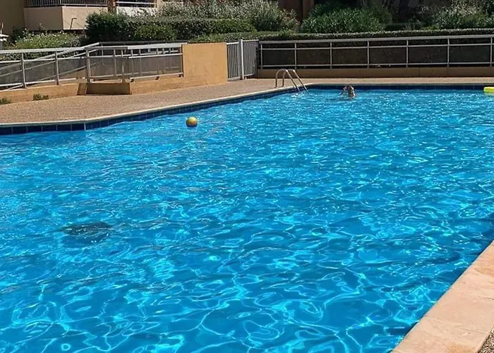 T2 Au Lavandou Avec Piscine Pour 4-6 Personnes - Fr-1-803-99 *